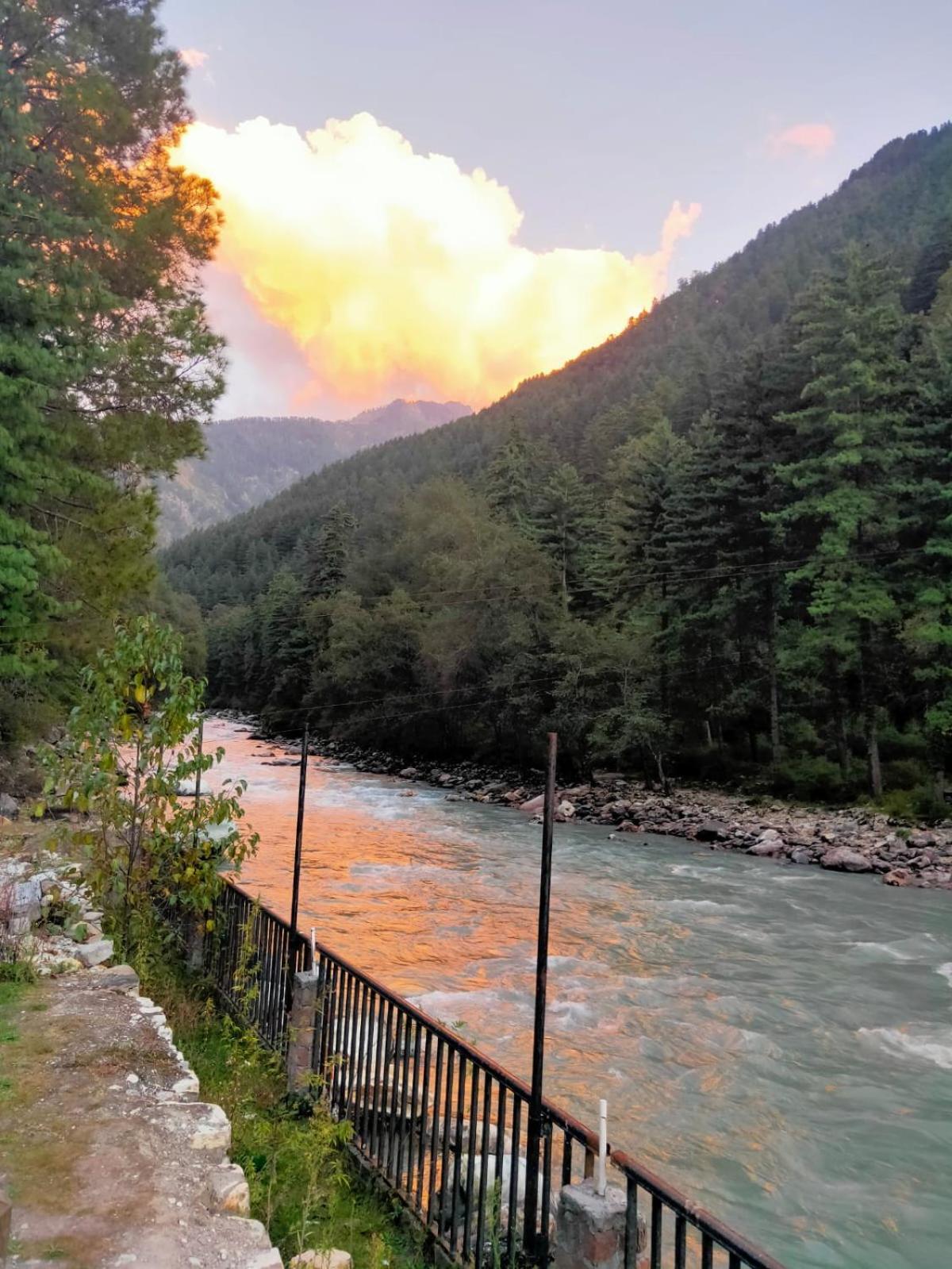 The White House Hotell Kasol Exteriör bild